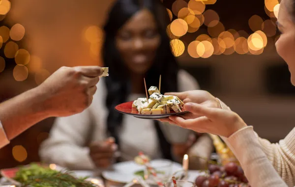 Close up di persone condividere il cibo alla cena di Natale — Foto Stock