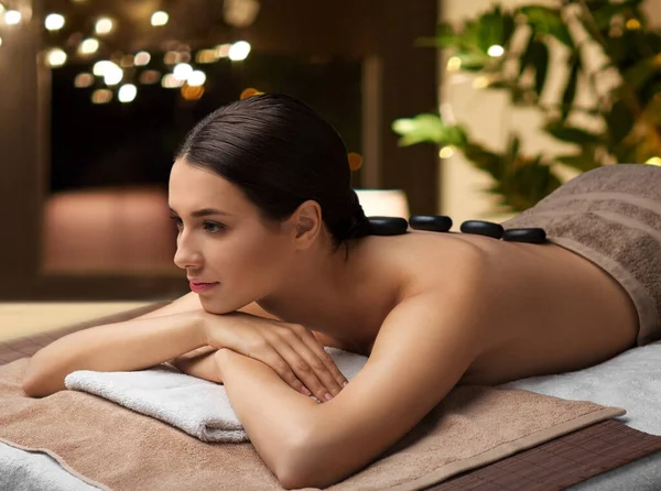 Vrouw het hebben van hete steen massage in spa — Stockfoto