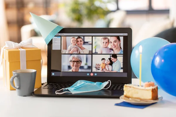 Laptop com chamada de vídeo ou festa de aniversário online — Fotografia de Stock