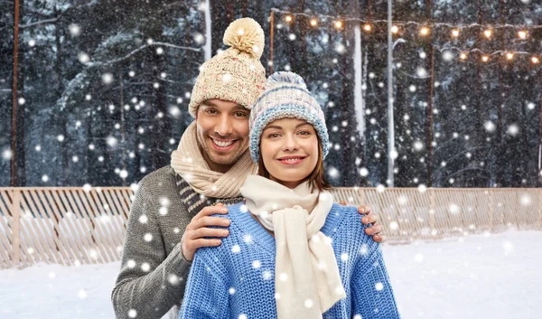 Casal feliz em roupas de inverno Fotografia De Stock