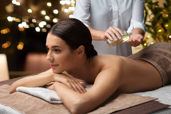 Mooie vrouw met rug massage in spa Stockfoto