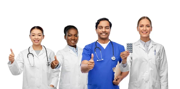 Grupo de médicos y enfermeras sonrientes felices — Foto de Stock