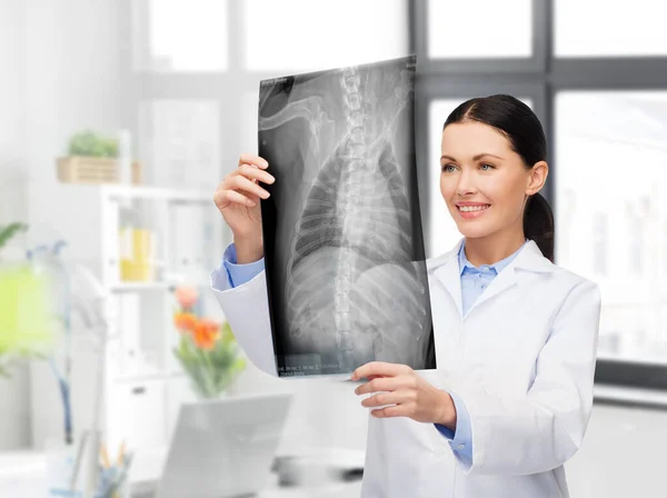 Veterinarian with animals x-ray at vet clinic — Stock Photo, Image