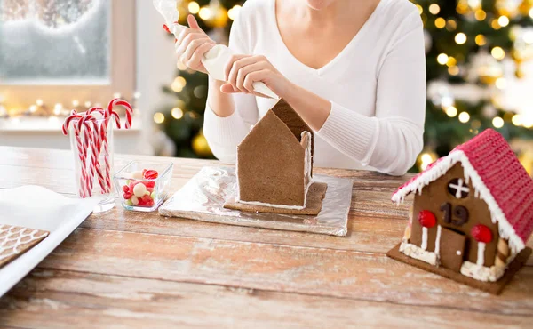 Close up van vrouw maken van peperkoek huis — Stockfoto