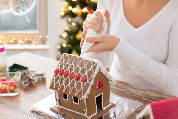 Nahaufnahme einer Frau, die Lebkuchenhaus herstellt — Stockfoto