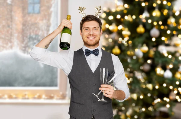 Homem com garrafa de champanhe na festa de Natal — Fotografia de Stock