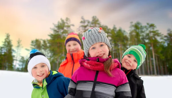 Niños pequeños felices en ropa de invierno al aire libre —  Fotos de Stock