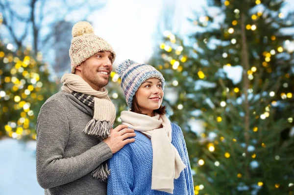 Szczęśliwa para w zimowe ubrania — Zdjęcie stockowe