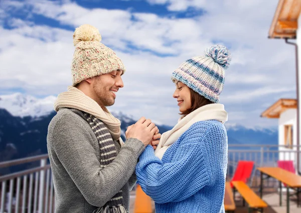 Счастливая пара, держась за руки зимой — стоковое фото