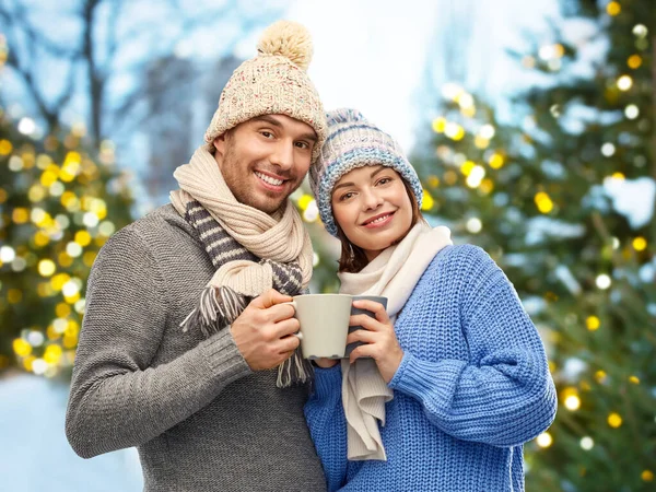 Casal feliz em roupas de inverno com canecas — Fotografia de Stock