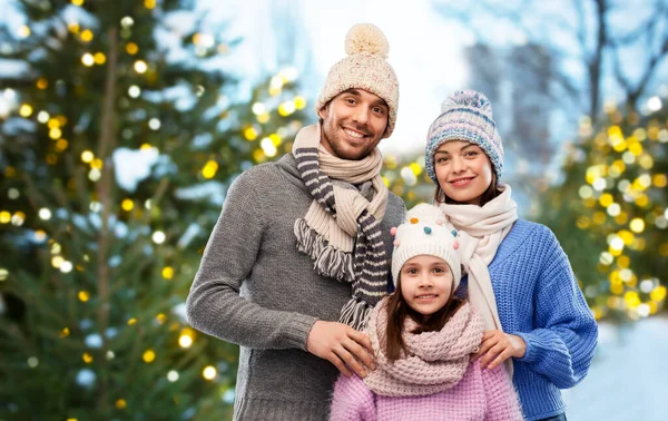 Szczęśliwa rodzina w zimowe ubrania na szarym tle — Zdjęcie stockowe