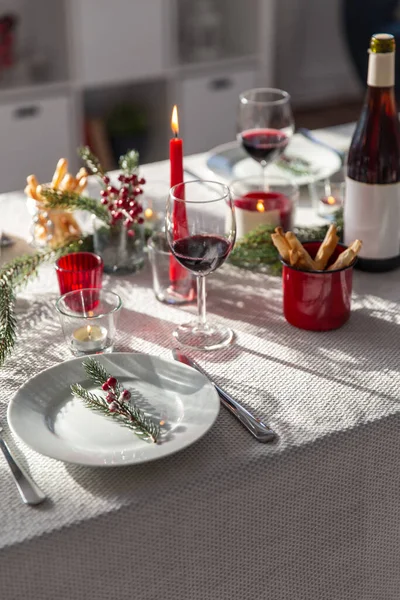 Cena de Navidad mesa de fiesta que sirve en casa —  Fotos de Stock