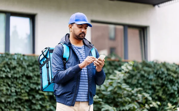 Indischer Zusteller mit Tasche und Telefon — Stockfoto