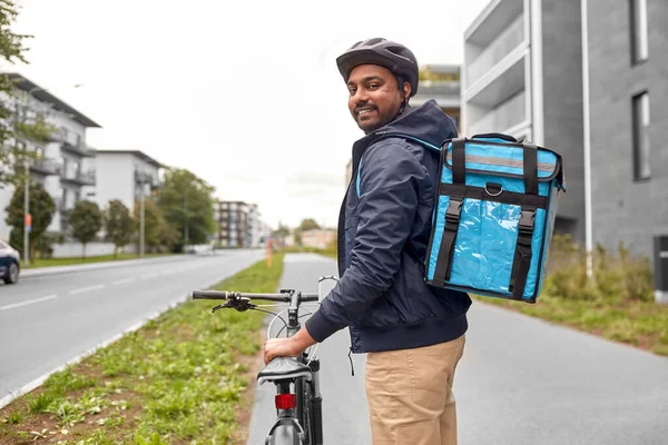 Repartidor indio con bolsa y bicicleta en la ciudad —  Fotos de Stock