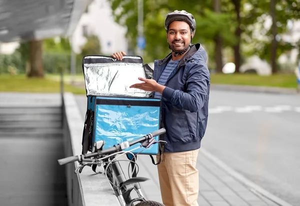 Hombre con bolsa de comida y bicicleta en la ciudad —  Fotos de Stock