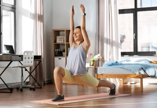 Fericit adolescenta fata exercitarea pe yoga mat la domiciliu — Fotografie, imagine de stoc