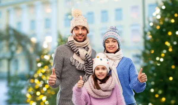 Heureuse famille en vêtements d'hiver sur fond gris — Photo