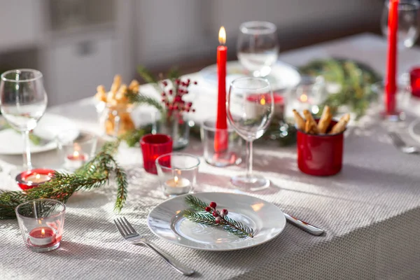 Mesa de jantar de Natal servindo em casa — Fotografia de Stock