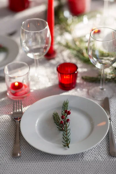 Mesa de jantar de Natal servindo em casa — Fotografia de Stock