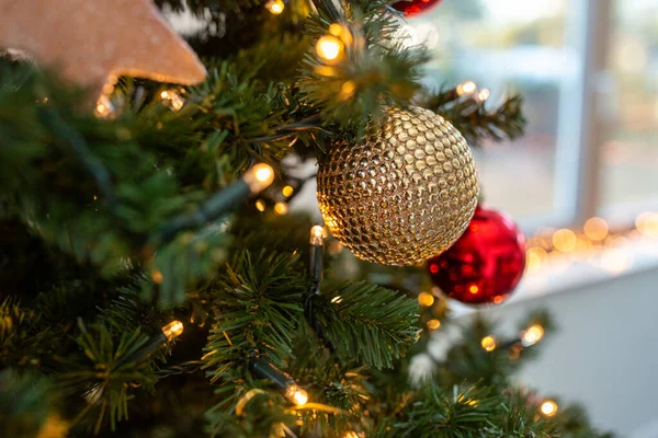 Nahaufnahme einer goldenen Kugel am Weihnachtsbaum — Stockfoto