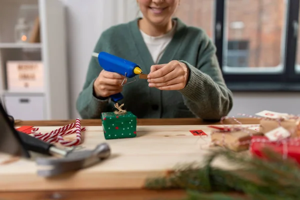 Mulher fazendo calendário de advento no Natal em casa — Fotografia de Stock