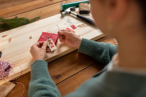 Жінка робить календар пригод на Різдво вдома — стокове фото