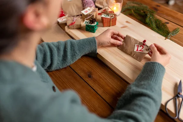 Mãos fazendo calendário do advento do Natal em casa — Fotografia de Stock