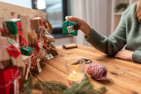 Evde Noel takvimi hazırlayan eller — Stok fotoğraf