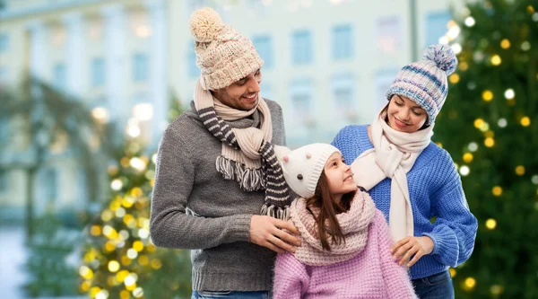 회색 배경에 겨울 옷에 행복한 가족 — 스톡 사진