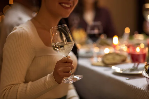 Zbliżenie kobiety pijącej wino na przyjęciu świątecznym — Zdjęcie stockowe
