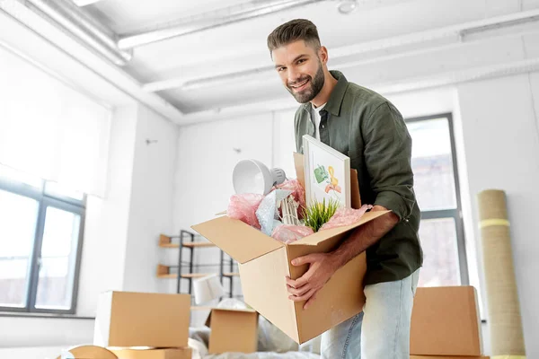 Hombre feliz con la caja de mudanza a nuevo hogar — Foto de Stock