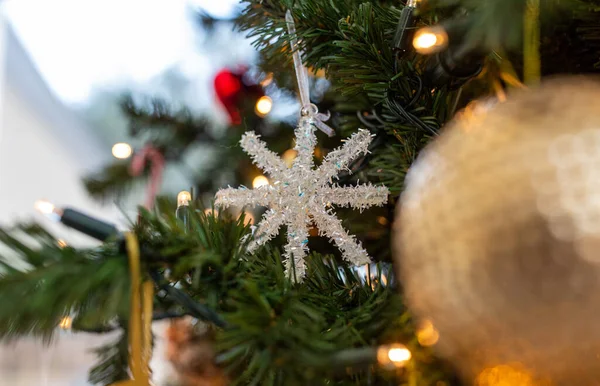 在圣诞树上贴上雪花装饰的特写 — 图库照片