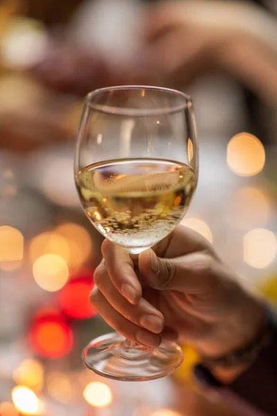 Zbliżenie człowieka pijącego wino na przyjęciu świątecznym — Zdjęcie stockowe