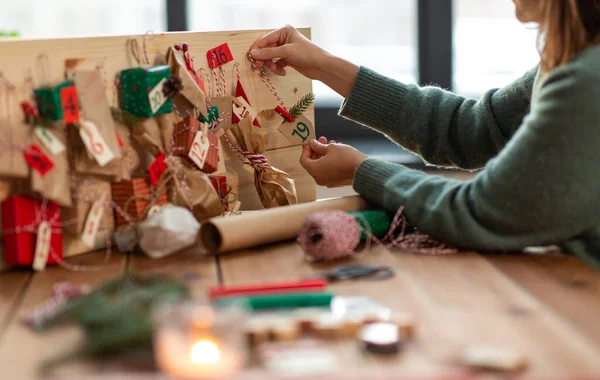 Mãos fazendo calendário do advento do Natal em casa — Fotografia de Stock