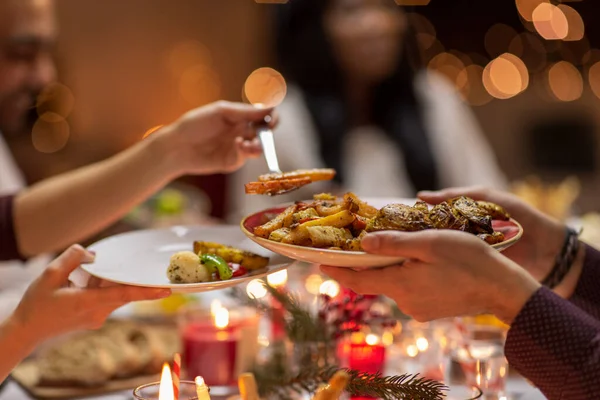 Primer plano de la gente comparte comida en la cena de Navidad —  Fotos de Stock