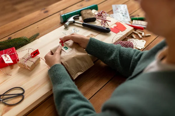 Hands making christmas advent calendar at home — Stock Photo, Image
