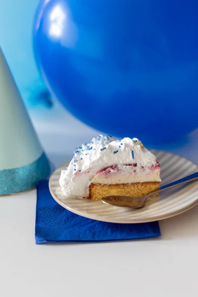 Pedazo de pastel de cumpleaños, sombrero de fiesta y globos — Foto de Stock