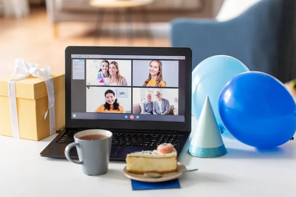 Laptop con videochiamata o festa di compleanno online — Foto Stock