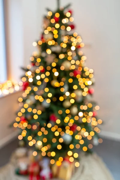 Unscharfe Weihnachtsbaumbeleuchtung zu Hause — Stockfoto