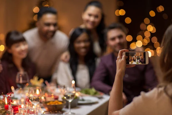 Amigos felizes fotografar no jantar de Natal — Fotografia de Stock