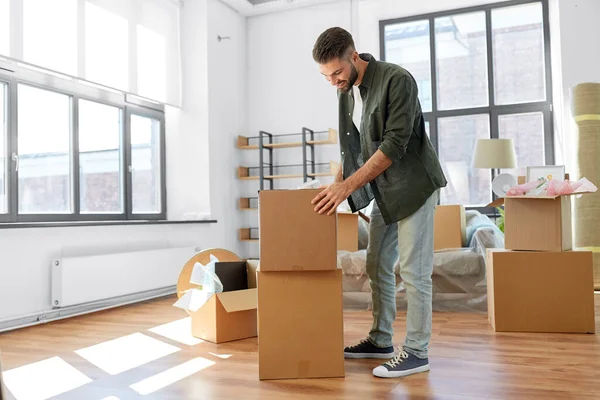 Glad man med lådor flyttar till nytt hem — Stockfoto