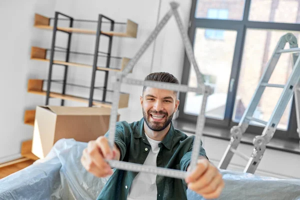 Homem feliz com caixas se movendo para nova casa Fotos De Bancos De Imagens