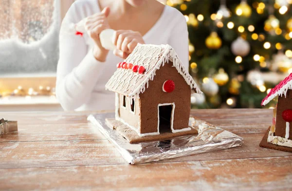 Nahaufnahme einer Frau, die Lebkuchenhaus herstellt — Stockfoto