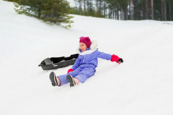 Crianças com trenós na colina de neve no parque de inverno — Fotografia de Stock