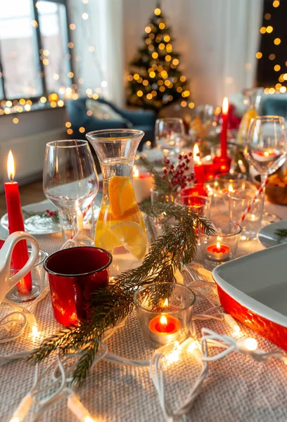 Сервировка стола на рождественский ужин дома — стоковое фото