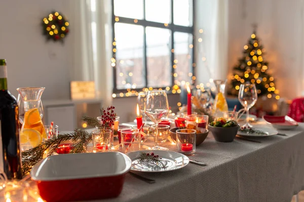 Asztal szolgálja fel a karácsonyi vacsora party otthon — Stock Fotó
