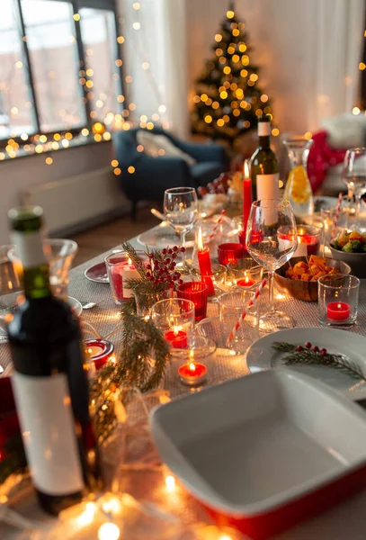 Tavolo che serve per la cena di Natale a casa — Foto Stock