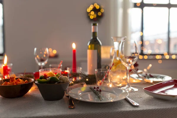 Serviço de mesa para o jantar de Natal em casa — Fotografia de Stock