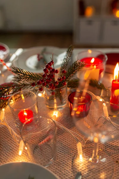 Tavolo che serve per la cena di Natale a casa — Foto Stock