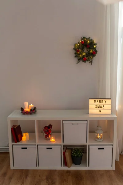 クリスマスの装飾が施された棚付きの部屋 — ストック写真